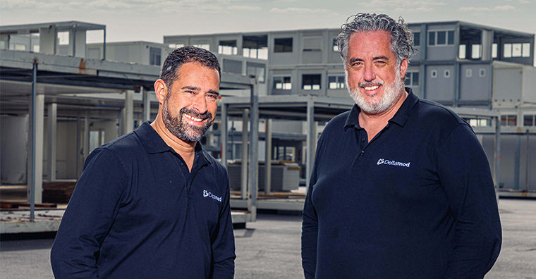 Pierre et James, deux dirigeants fiers et heureux de leur réussite d'entrepreneurs au service du modulaire