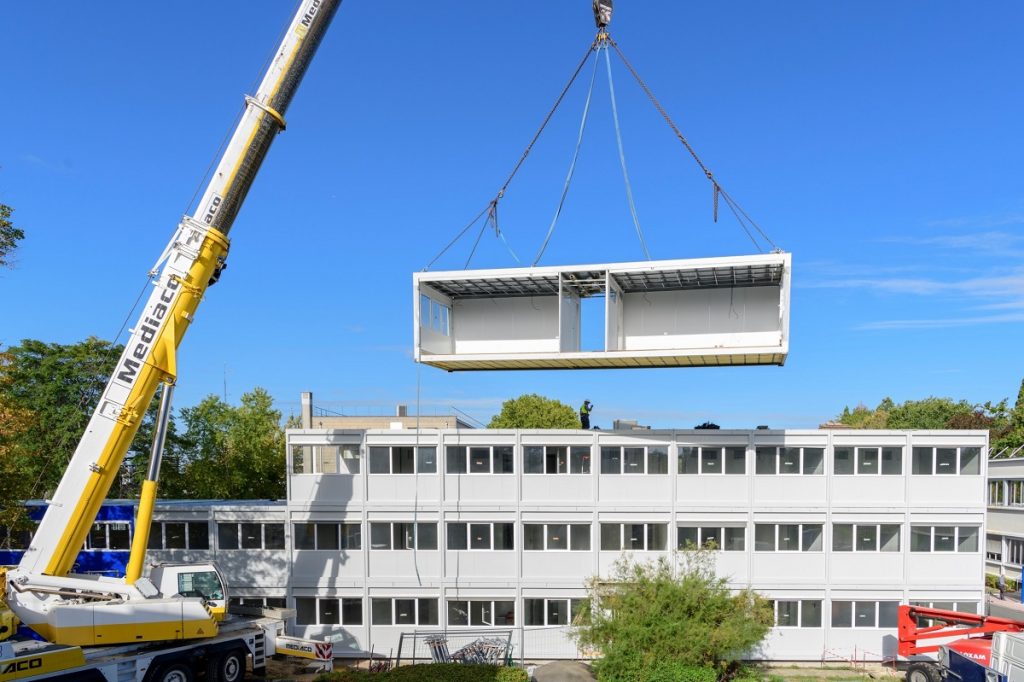 Transfert des bâtiments modulaires du site PSA Peugeot avec le montage sur le nouveau site