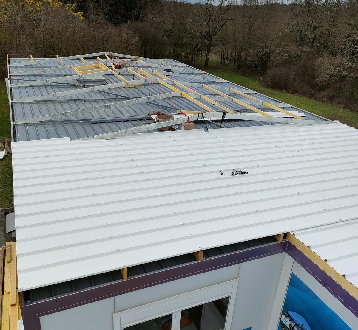 Pose de la sur toiture sur mes bâtiments modulaires de la société Autocars Menguy-Burban