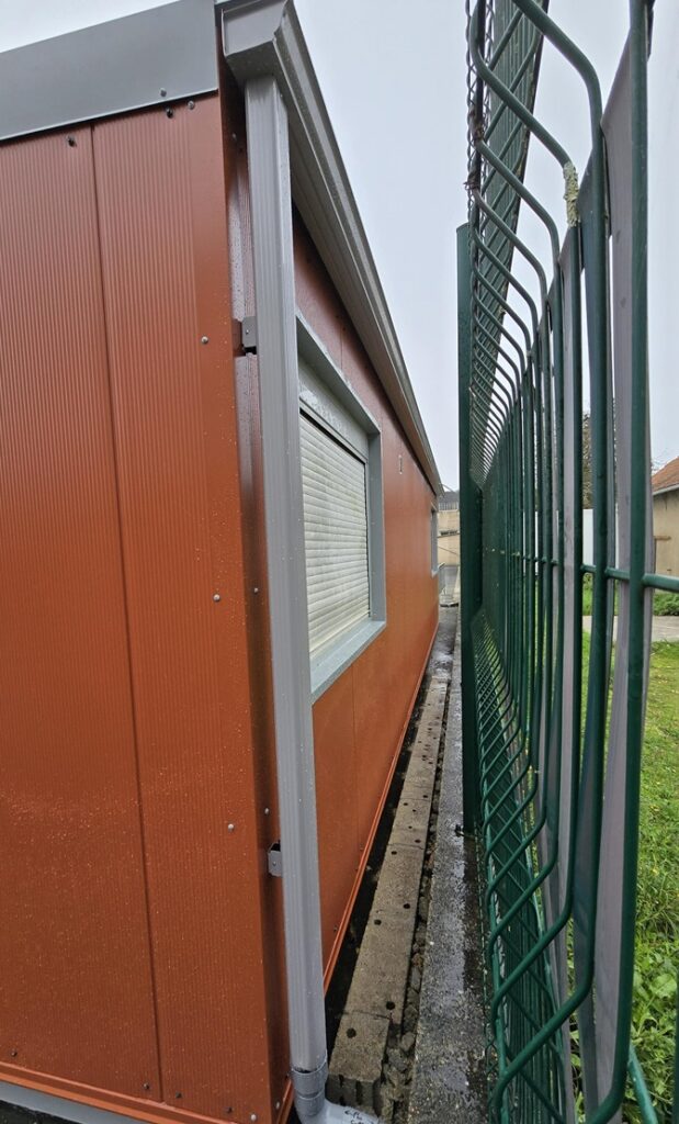 façade de la Salle de classe modulaire rénovée par l'isolation thermique par l'extérieur