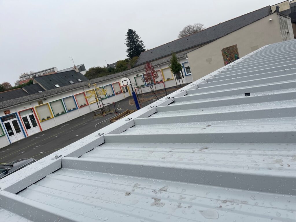 Ajout de la surtoiture Salle de classe modulaire rénovée par l'isolation thermique par l'extérieur