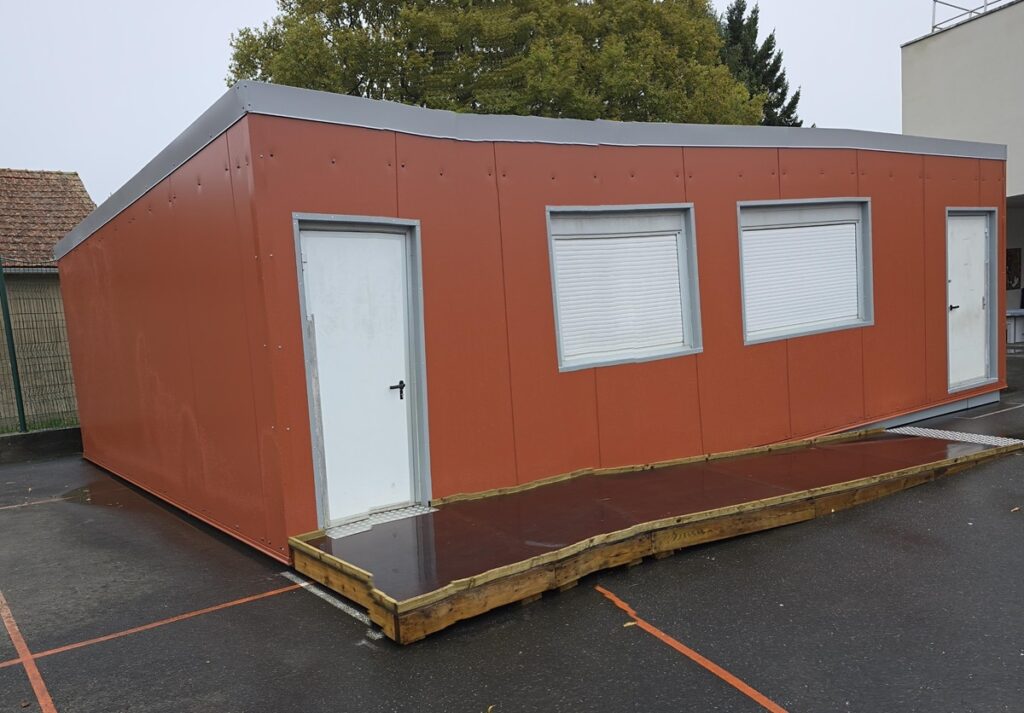 Salle de classe modulaire rénovée par l'isolation thermique par l'extérieur