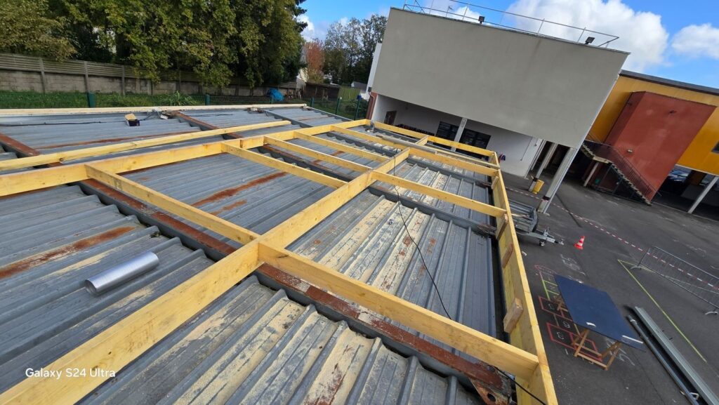 rénovation de la toiture Salle de classe modulaire rénovée par l'isolation thermique par l'extérieur