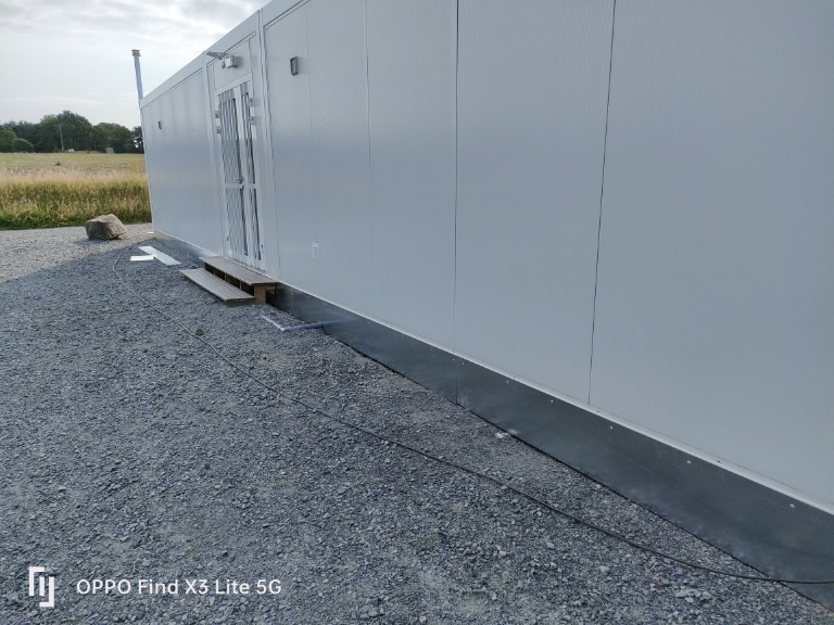 finition de la jupe de soubassement en partie inox