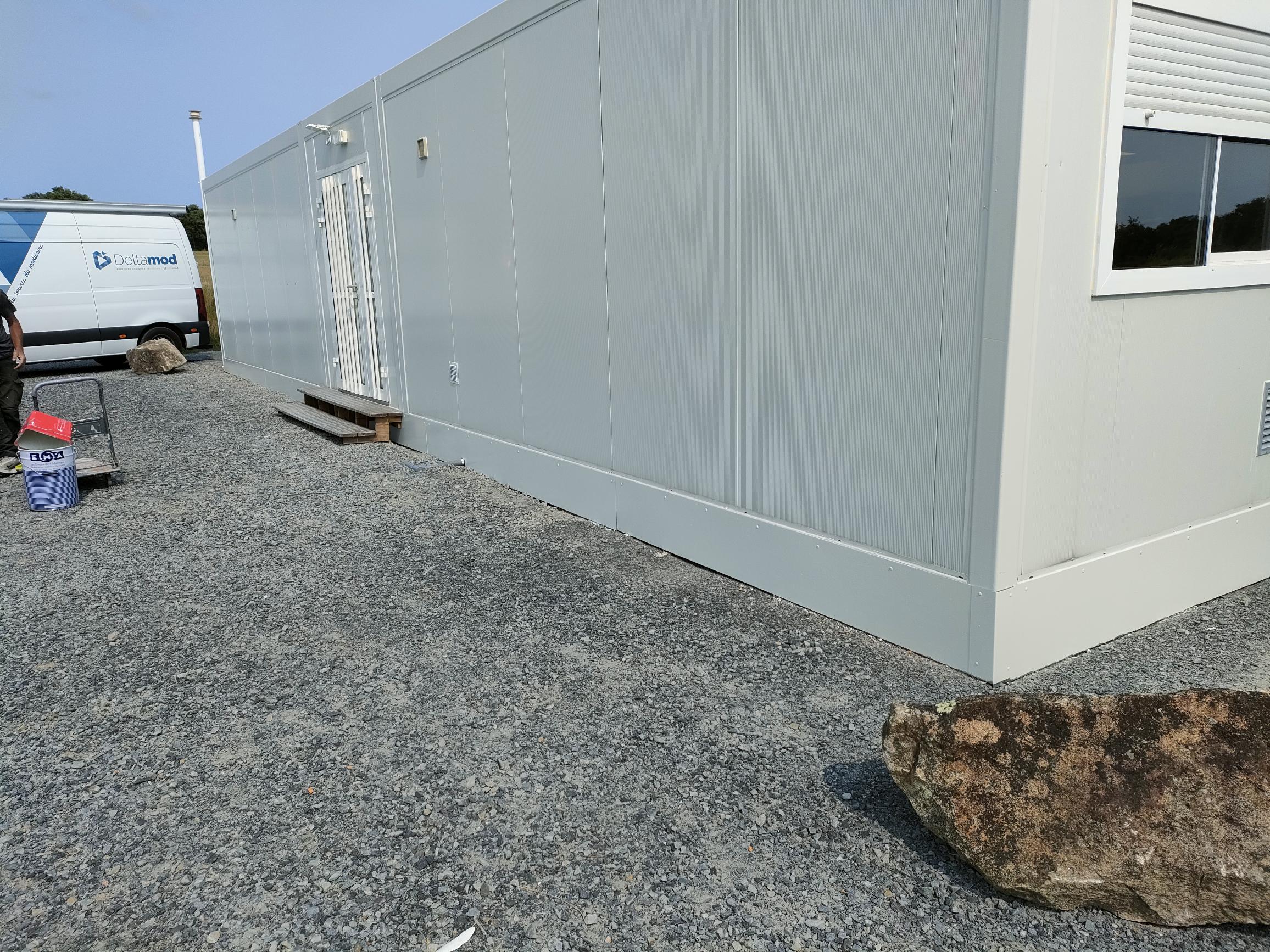finition de la jupe de soubassement sur le bungalow modulaire